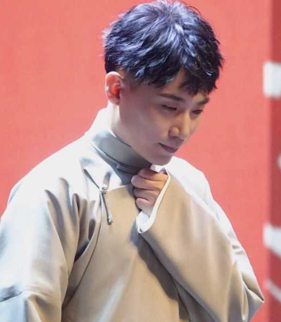 最近德云社忽然的就开始了抖包袱这一个活动,而德云社的一群老爷们更