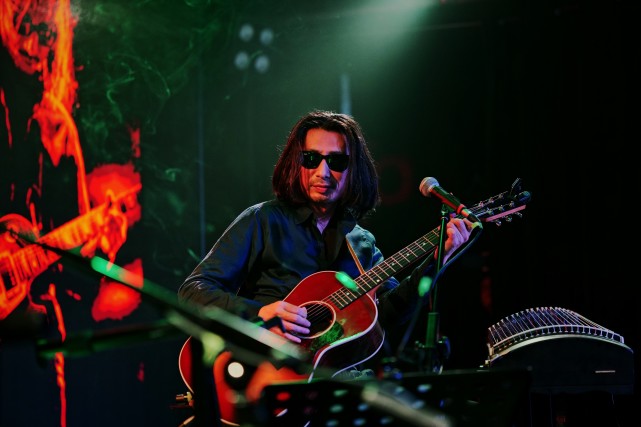 谢天笑巡演难得用木吉他西安站贴心送大葱