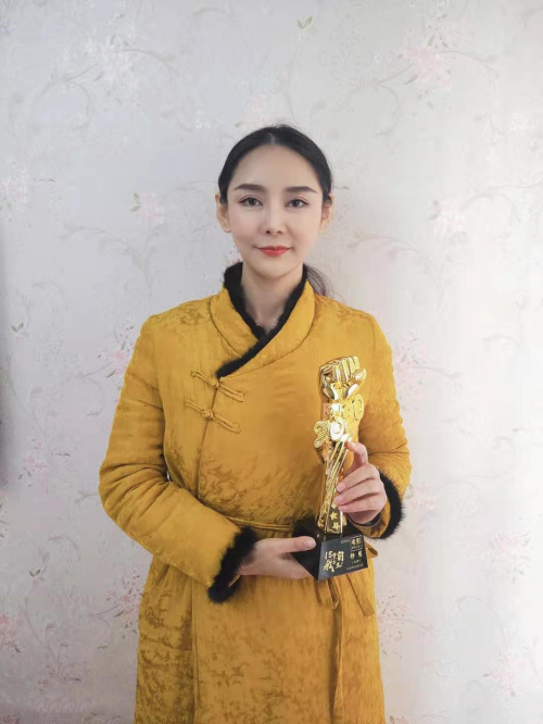 静慧老师荣获《18岁,我要自立》大电影荣誉出品人