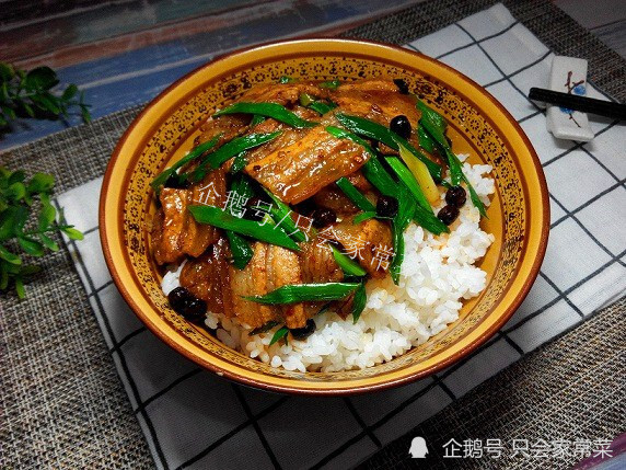 冬天的蒜苗就是香做成蒜苗盐煎肉盖饭很家常真够味儿