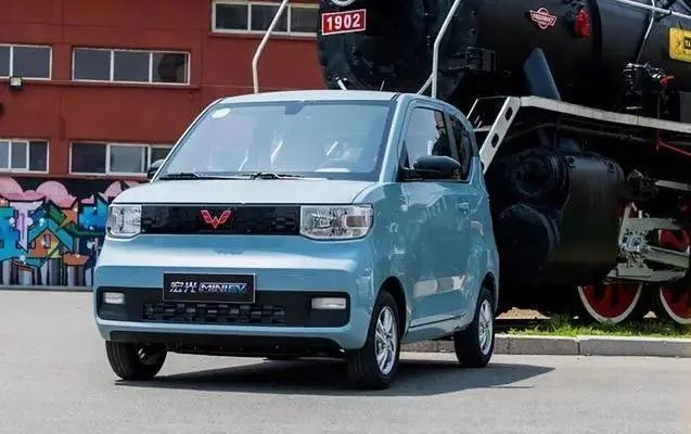 要说最近最火的新能源汽车是谁,莫属五菱宏光mini ev了.