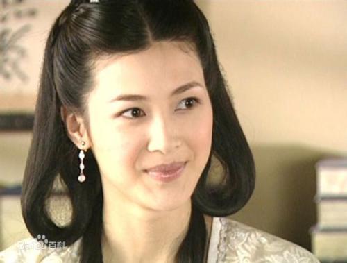 宇文娥英娇生惯养,哪见过这种阵势,吓得哆哆嗦嗦,哀求这位表妹的老