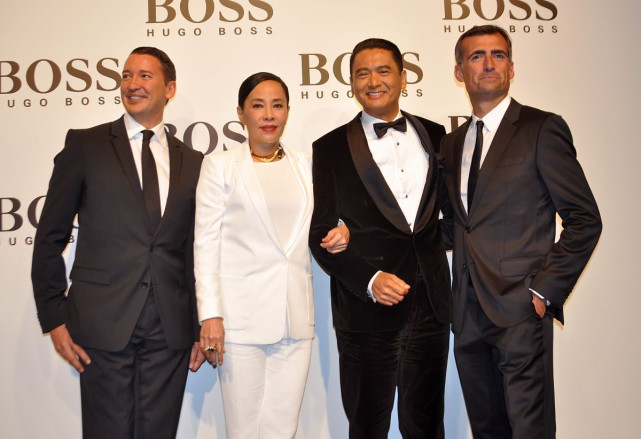 发哥老婆穿衣好高级,白"西装"配贴头皮盘发,成熟知性又优雅