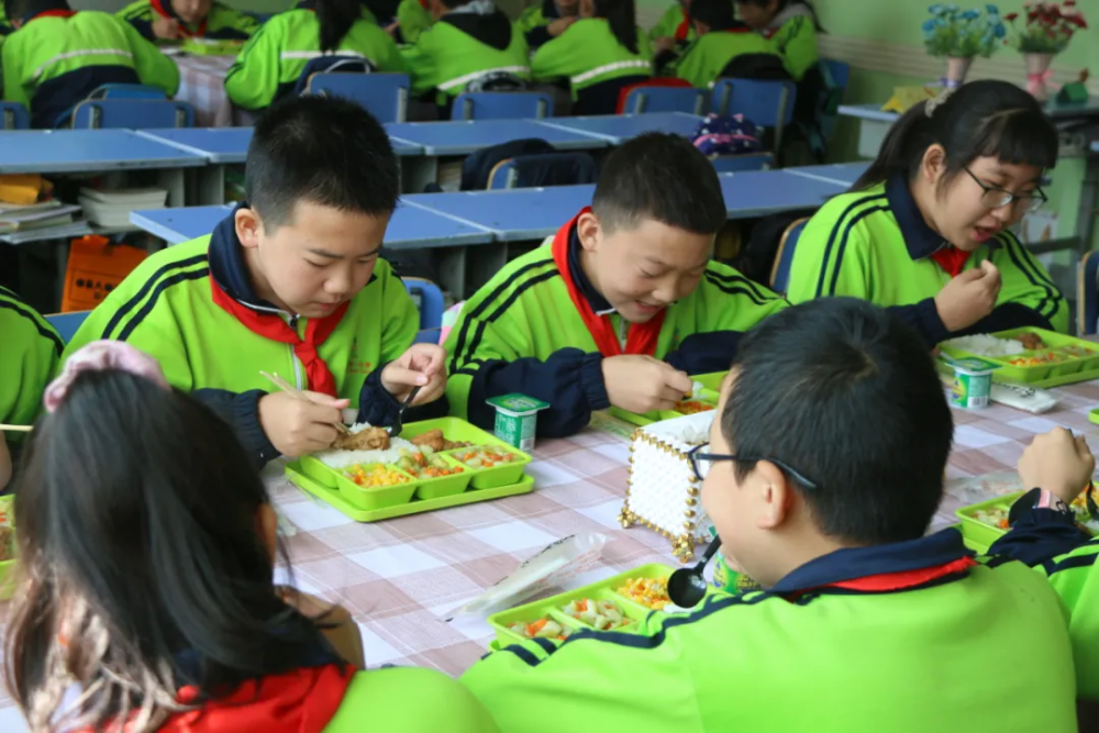 午餐供餐课后延时西固区这两所学校有了学生营养午餐