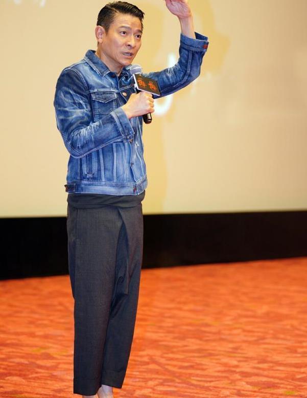 59岁刘德华状态很好,活力又帅气,背头造型展露天王般气场