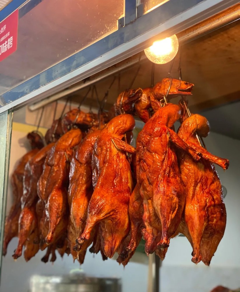香气四溢成都著名的冒烤鸭藏在老街区食客络绎不绝