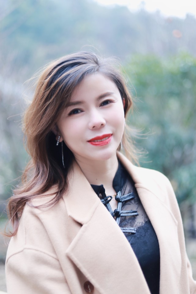 太阳谷签约网红,不惧岁月风尘,气质如兰女神