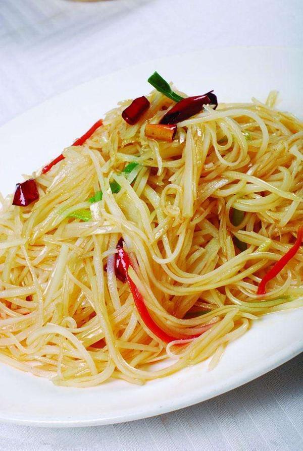 每日食谱|一盘酸辣可口的土豆丝是怎么做成的