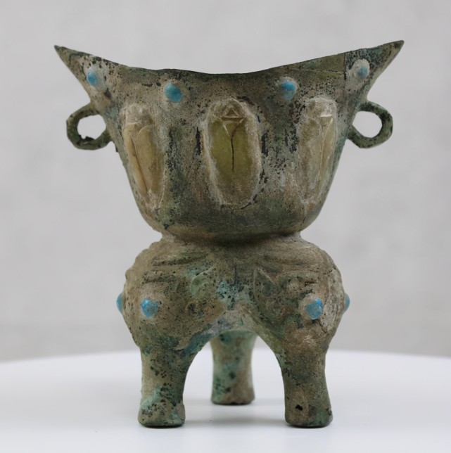 西周青铜玉蝉镶绿松石三足杯