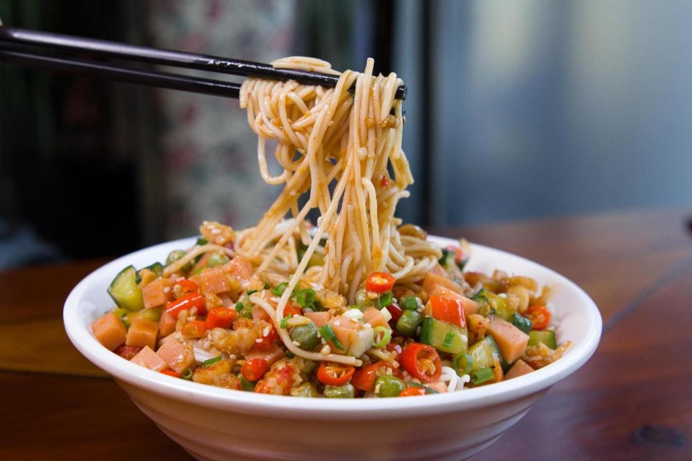 大爷进店讨饭还挑食刁难店主
