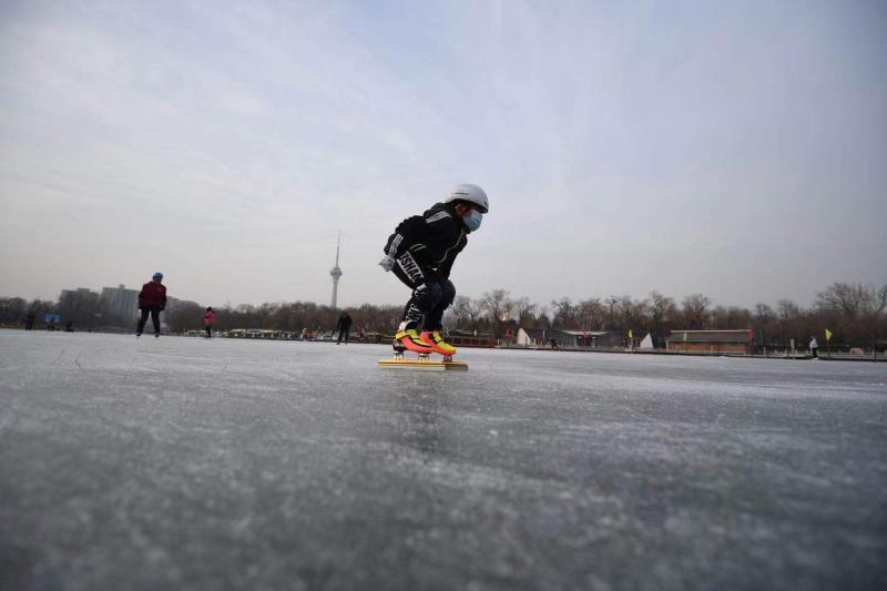 八一湖冰上嘉年华正式启动免费滑冰区限流200人