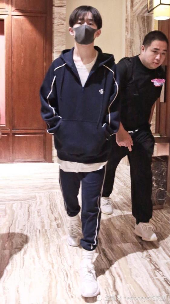 易烊千玺新电影预售破亿,不争不抢最后却成功了,才