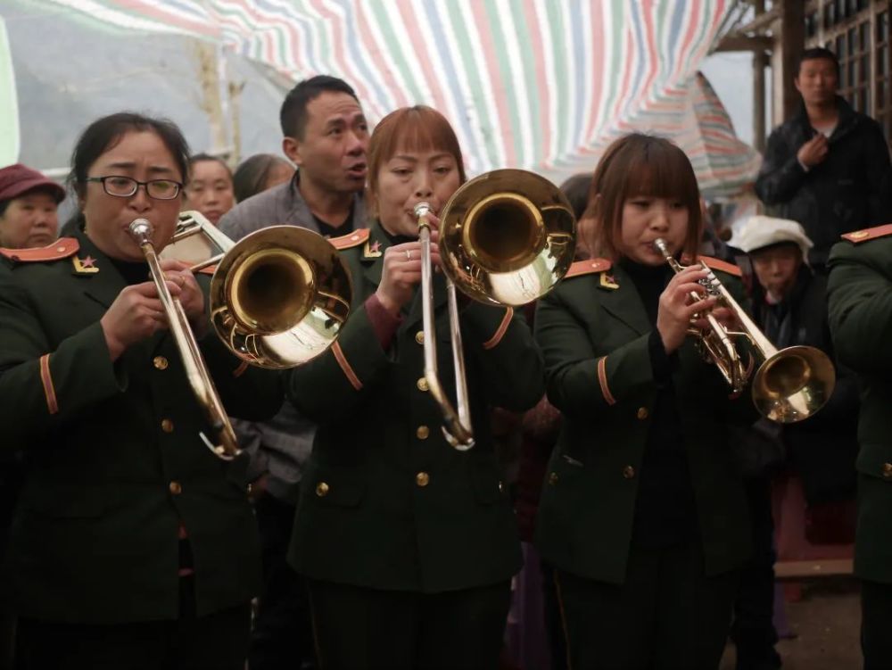 在灵堂演奏的林冬与其乐队演奏中的乐队小号手在演奏参加葬礼的人灵堂