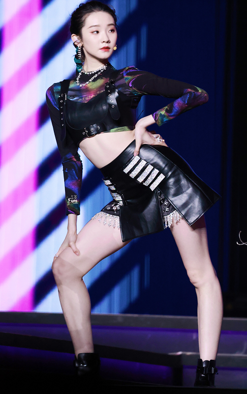 张艺凡跳舞生图被疯传看清她穿着二分裙下的腿谁会不羡慕