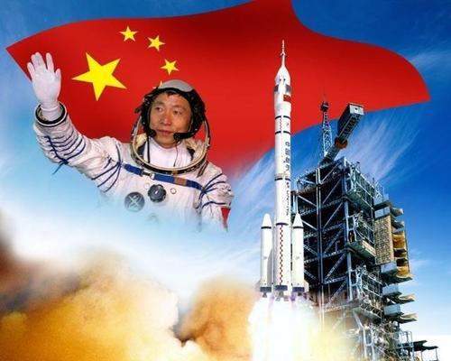 2003年10月15日上午9点整,航天员 杨利伟乘坐神舟五号登上太空,这是