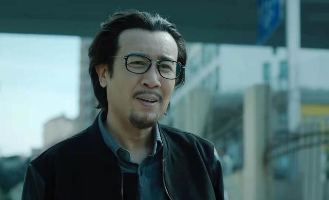 为了深入调查"九三零"案件,冯森没有以检察官的身份接近胡雪娥.