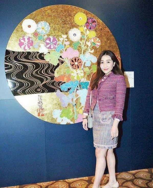 除了穿搭,何超盈的身材也不太占优势.