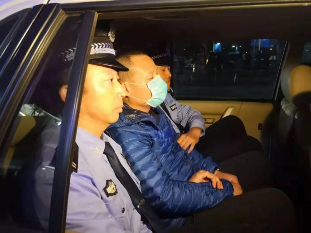 警察开车抓犯人为啥要鸣警笛不怕犯人跑了吗