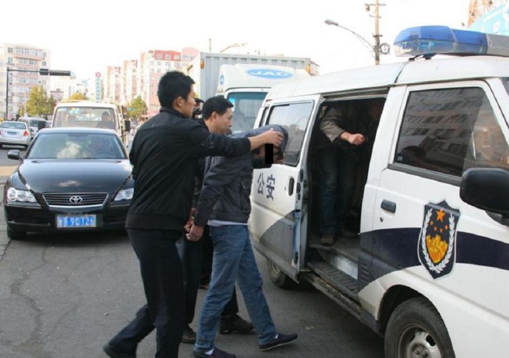 因为大家在听到警笛声以后,都会主动避让警车,这样就能为警察节约不少