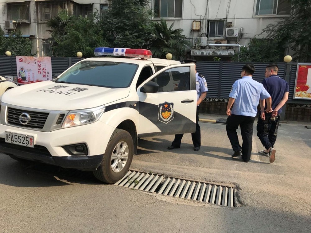 警察开车抓犯人为啥要鸣警笛不怕犯人跑了吗