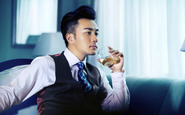 杨幂前夫刘恺威遭批评46岁还演少男谈恋爱剧中同龄人却演长辈了