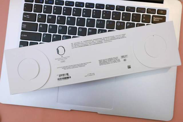 外包装的纸盒上印有不同颜色的apple watch的手表和表带.