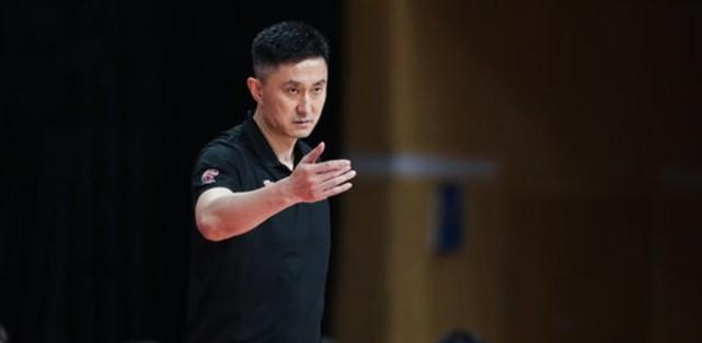 裁判闫军为啥是辽宁男篮的苦主?杜锋为何能将5上5下发扬光大?