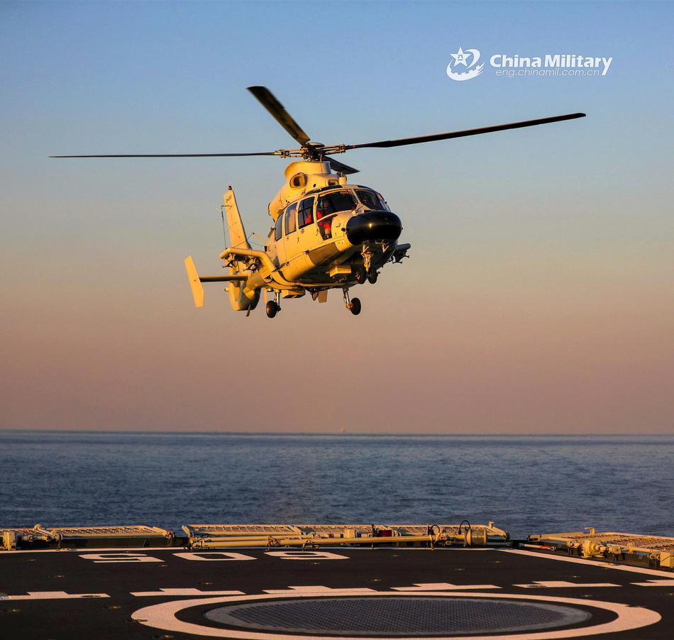 海军张家口号护卫舰在黄海主炮开火喷出绚丽焰火