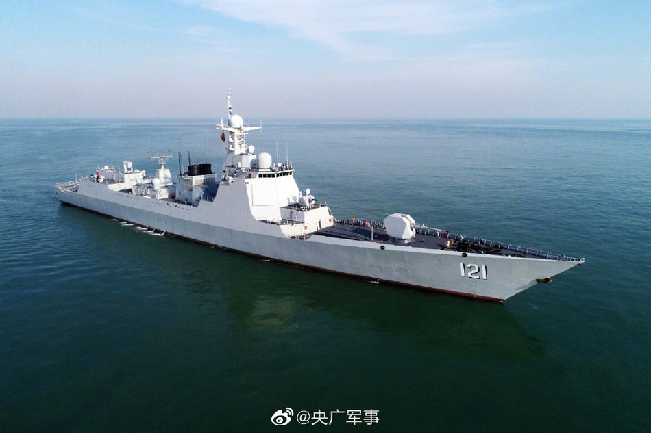 海军张家口号护卫舰在黄海主炮开火喷出绚丽焰火