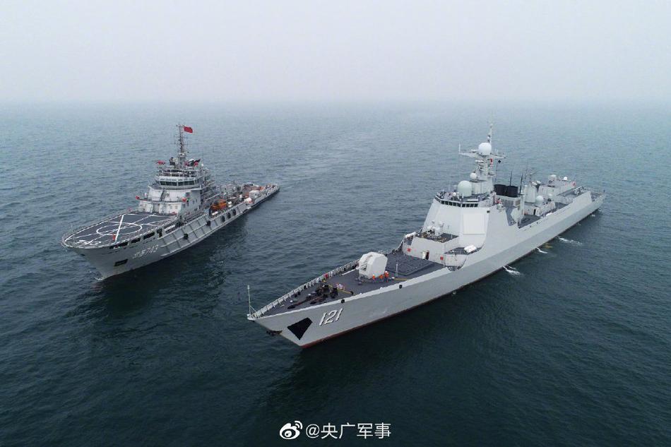 海军张家口号护卫舰在黄海主炮开火喷出绚丽焰火