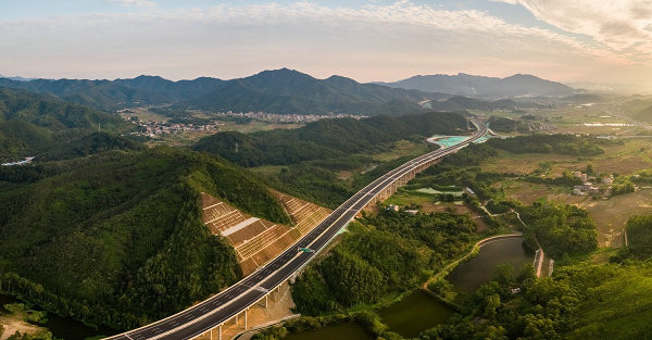 汕湛高速汕头至揭西段二期,河惠莞高速平潭至潼湖段,广佛肇高速广佛段