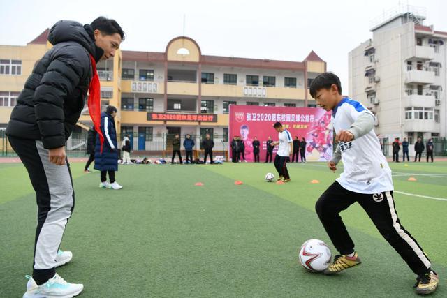 做公益,这名上港球员是认真的