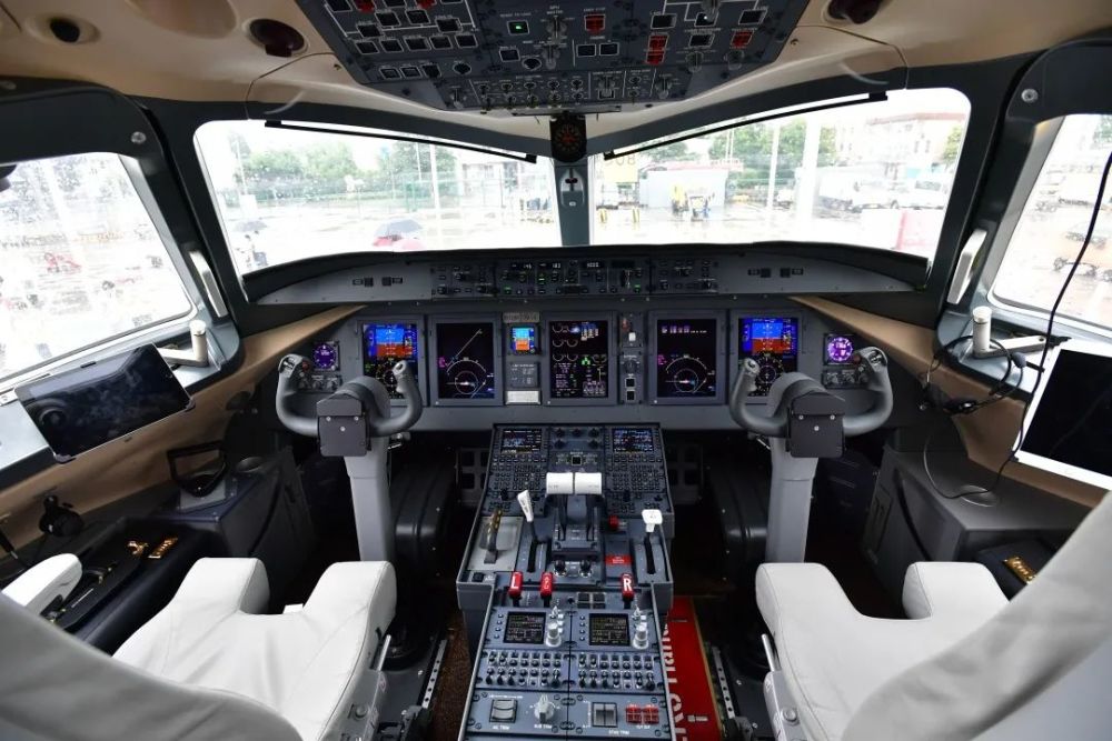 一二三航空arj21飞机驾驶舱组建专属航司,深耕助力"好飞机是飞出来的"