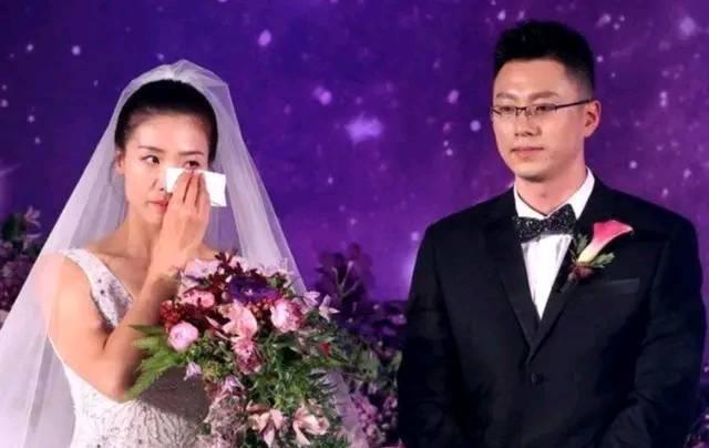 而魏秋月与李娟,两人不仅都未参加对方的婚礼,更是墨守着公开活动几乎