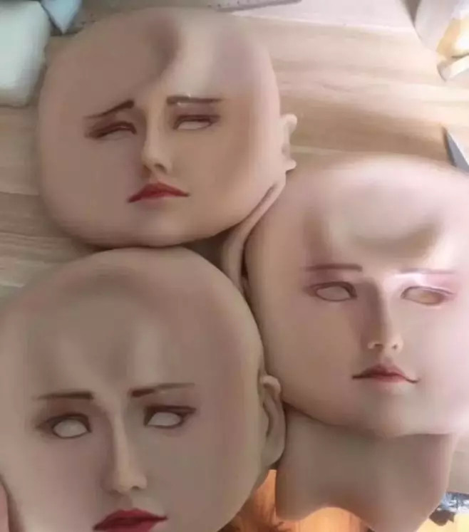 更夸张的,连武侠小说中的"人皮面具"都现出江湖了:为了有小巧的鼻尖