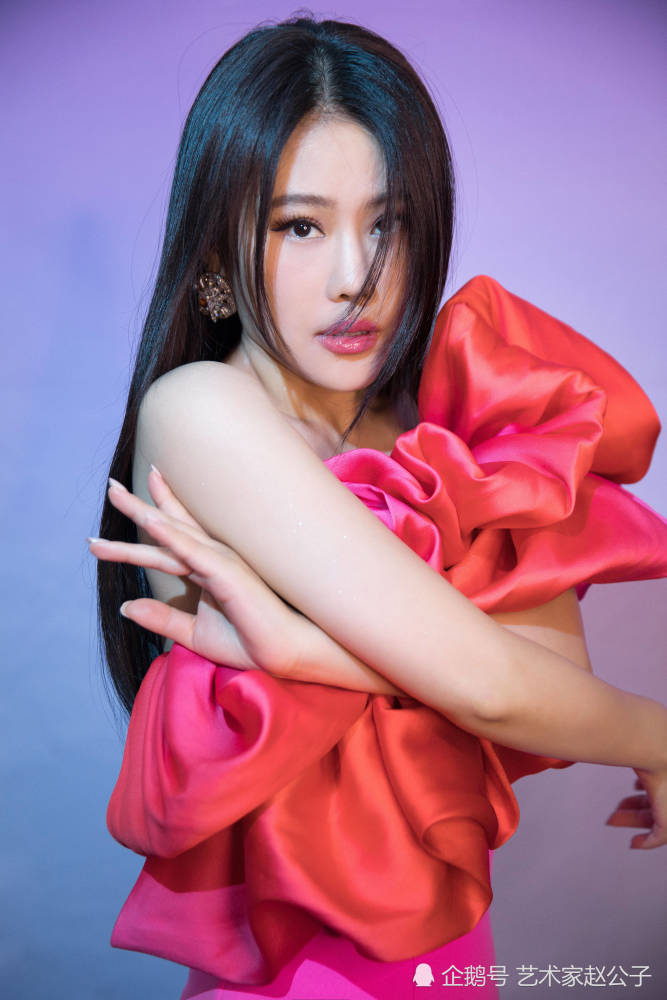 《中国好声音》导师李荣浩,学员张碧晨,袁娅维担任浙江卫视跨年演唱会