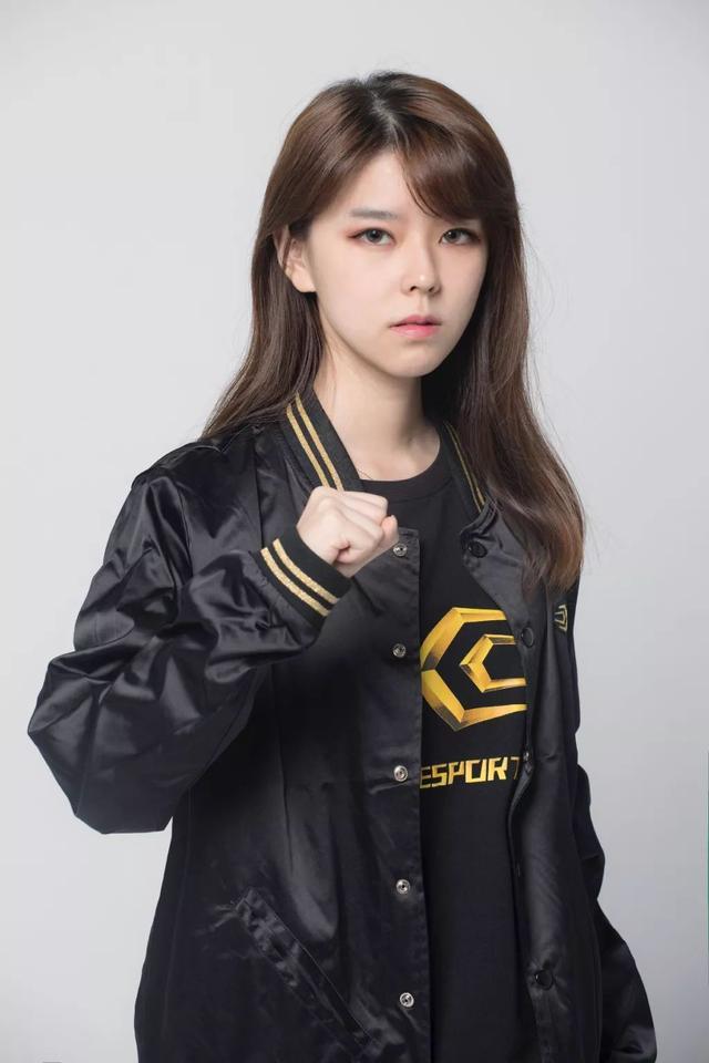 沫子直播间罕见翻车,摔倒之后还被电竞椅欺负,网友:一点不矫情