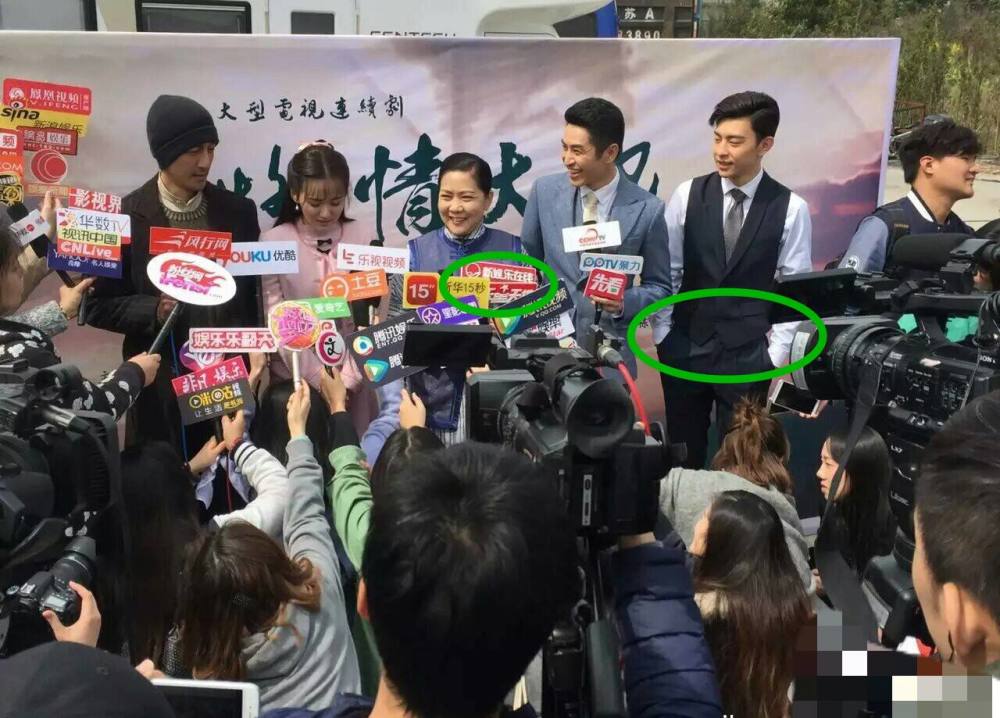 四年前邓伦采访还被记者抢话筒,站在角落里,罗晋身边都不配站