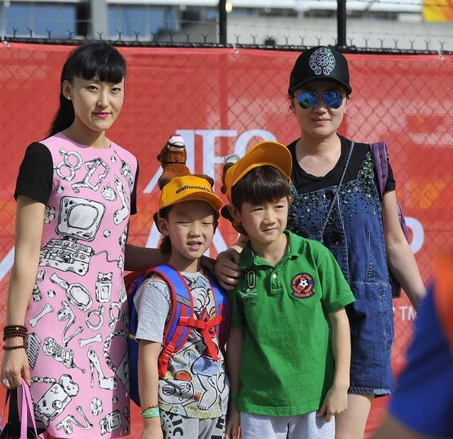 郑智妻子乃是女强人富豪,身材脸蛋没得挑,现如今已儿女双全!