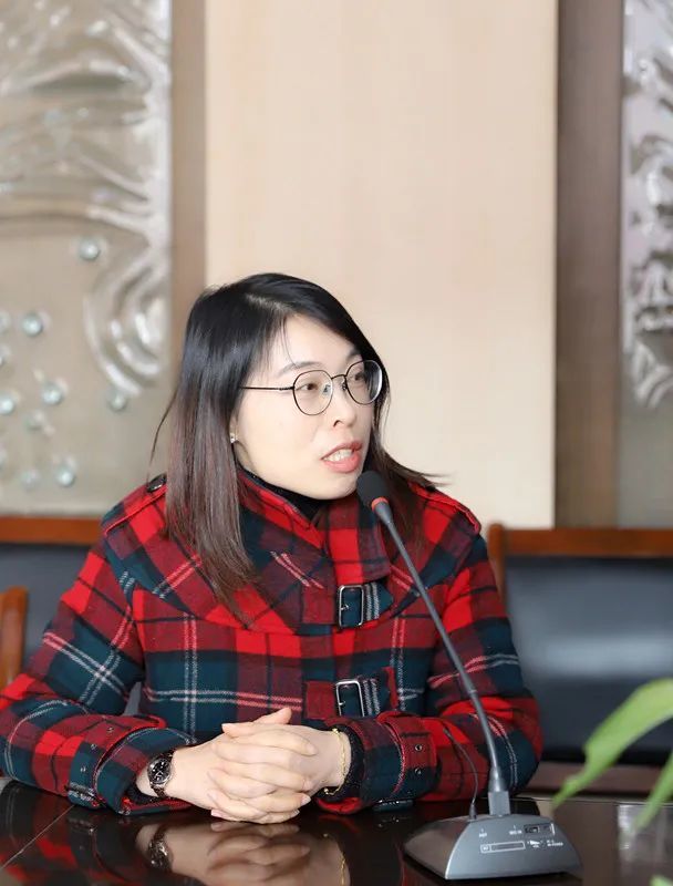 昨日皆如歌今朝共祝愿迎春中学举行退休教师欢送活动