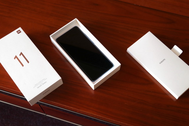 小米11素皮版开箱上手配置全面堆料猛的前提下还有轻薄机身