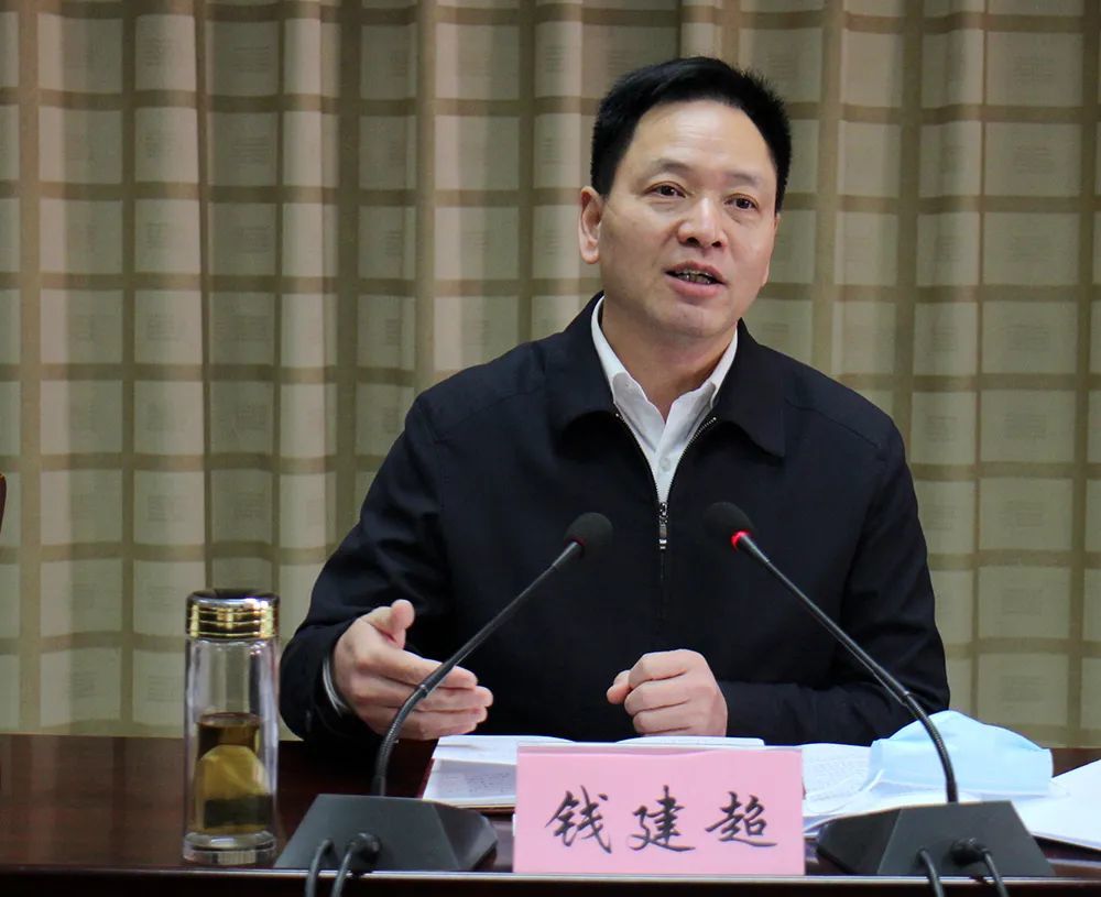 县领导彭玉萍,陶敏,鞠清洁,冉靖,冉启明,梅小玫,吴铁参加座谈会.