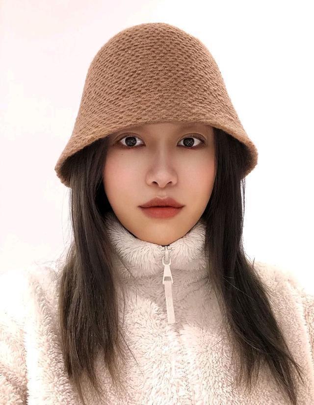 大脸圆脸的女生冬天最适合这4款帽子百搭又显脸小