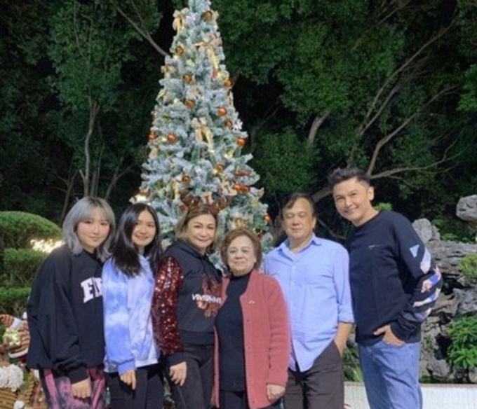 关礼杰一家六口近照曝光长女硕士毕业颜值高小女儿想参加女团