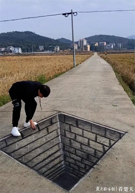 福建小伙路上画3d路障走红,网友:太逼真,不敢走了!