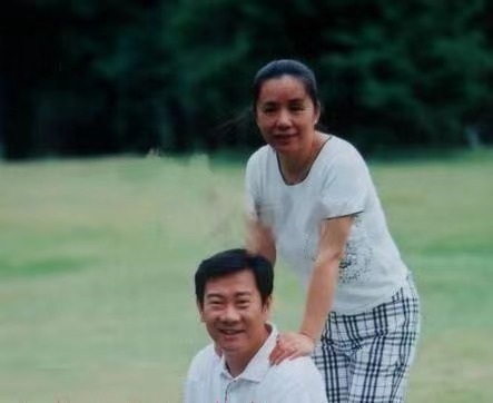 62岁赵保乐罕曝近照,落魄时曾睡仓库门板,结婚35年待妻子似情人_腾讯