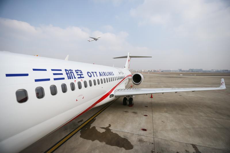 一二三航空正式起飞国产arj21飞机首航执飞上海到北京客座率超90