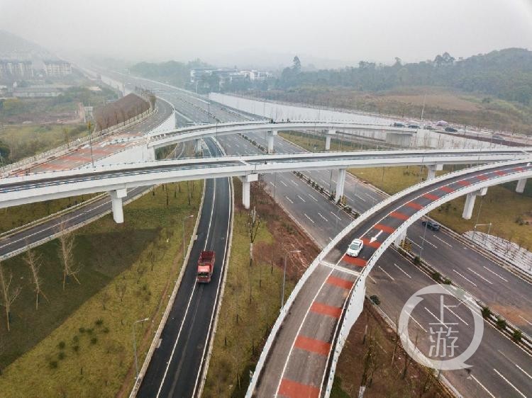 是重庆市南北方向一条重要的快速通道,位于绕城高速与内环快速路之间