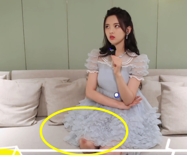 杨超越跪坐沙发上拍视频,镜头捕捉到膝盖伤痕,谈过恋爱的一眼拆穿