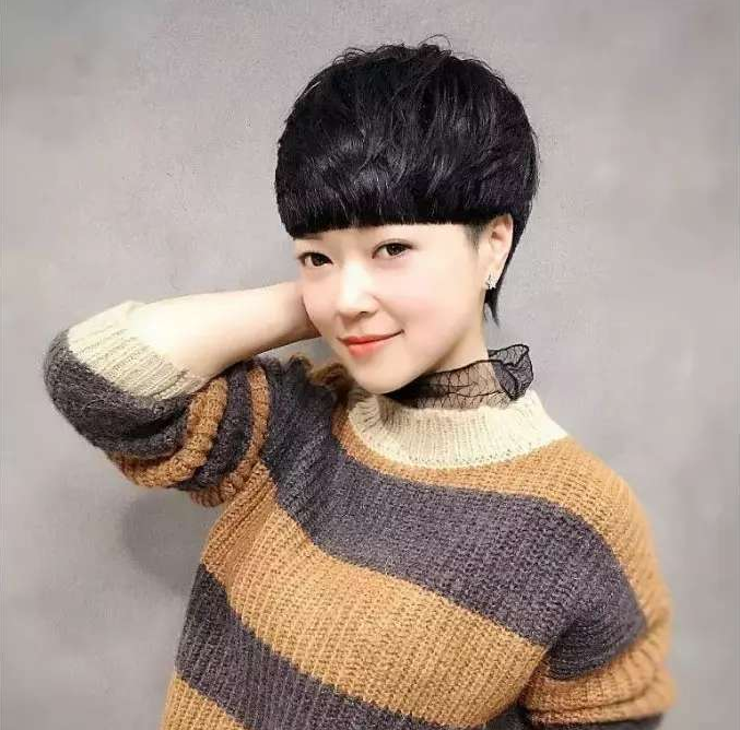 中年女士选择短发发型,最好借鉴一下年轻人的发型,只需要根据自己的